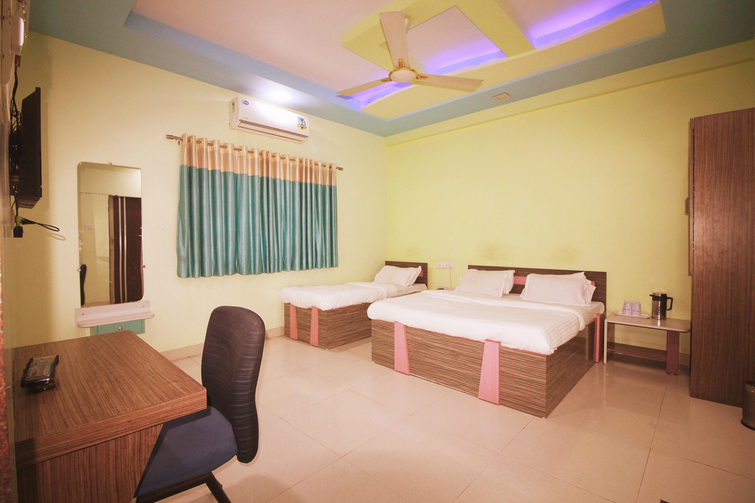Book Superior Three Bedded AC Room at Hotel Somnath Sagar