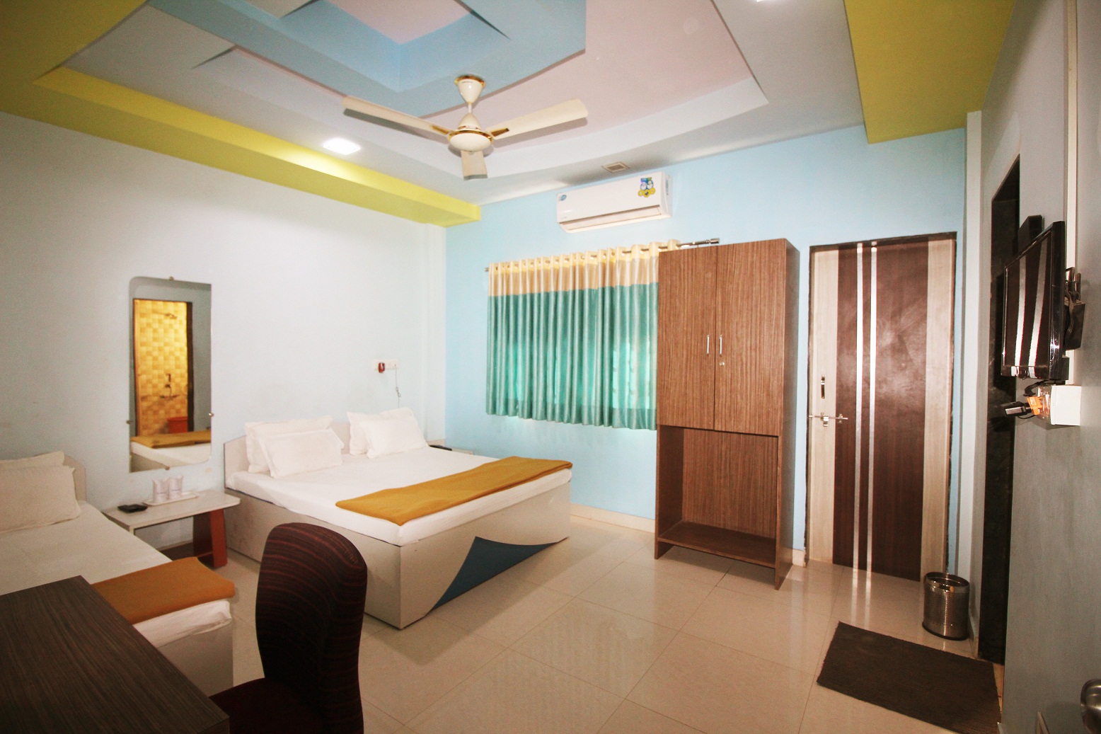 Book Superior Three Bedded NON AC Room at Hotel Somnath Sagar